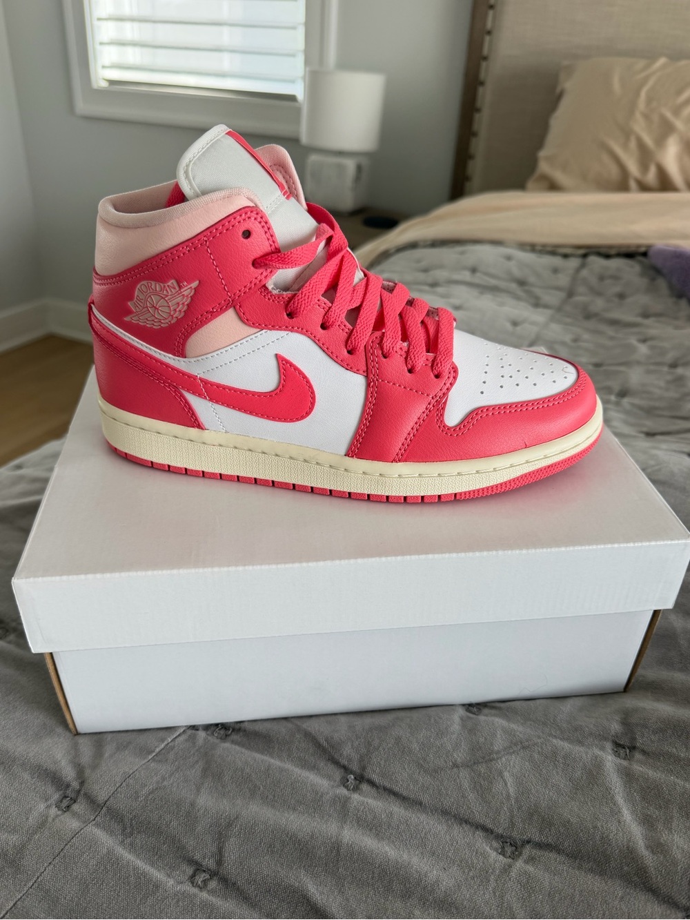 NEVER WORN Nike Women’s Air Jordan 1 White/Sea Coral- Atmosphere Blanc